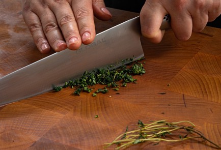 Фото шага рецепта Улитки из теста фило с томатами и оливками 173695 шаг 4  