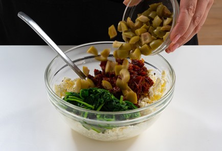 Фото шага рецепта Улитки из теста фило с томатами и оливками 173695 шаг 5  