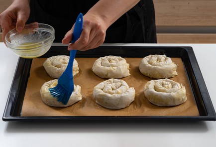 Фото шага рецепта Улитки из теста фило с томатами и оливками 173695 шаг 9  