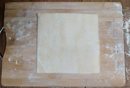 Фото шага рецепта Улитки с корицей из слоеного теста 188743 шаг 1  