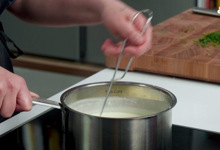 Фото шага рецепта Универсальный сливочный соус 152266 шаг 6  