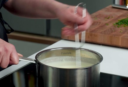 Фото шага рецепта Универсальный сливочный соус 152266 шаг 7  