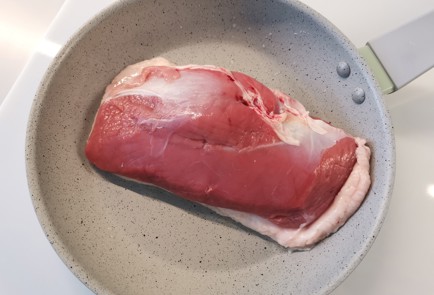 Фото шага рецепта Утиная грудка на сковороде 191164 шаг 2  