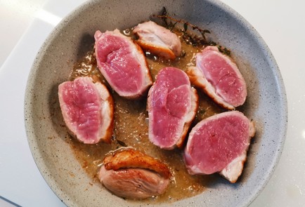 Фото шага рецепта Утиная грудка на сковороде 191164 шаг 7  