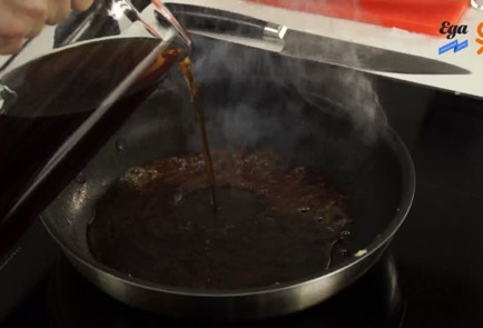 Фото шага рецепта Утиная грудка с гарниром из корня сельдерея манго и белых грибов 126095 шаг 8  