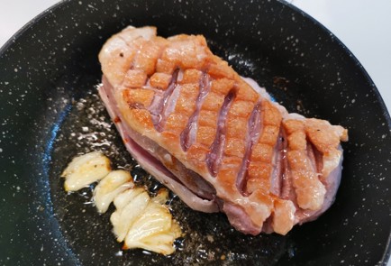 Фото шага рецепта Утиная грудка с медовым соусом 175957 шаг 7  