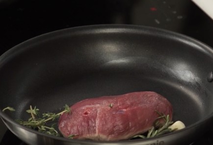 Фото шага рецепта Утиная грудка с морковным кремом и мушмулой 93126 шаг 5  