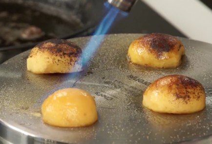 Фото шага рецепта Утиная грудка с морковным кремом и мушмулой 93126 шаг 6  