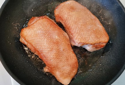 Фото шага рецепта Утиная грудка запеченная в ягодном соусе 152853 шаг 8  