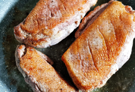 Фото шага рецепта Утиное филе обжаренное на сковороде 151769 шаг 7