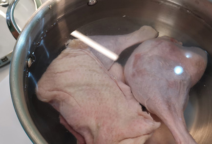 Фото шага рецепта Утиный суп с луком и морковью 152020 шаг 1  