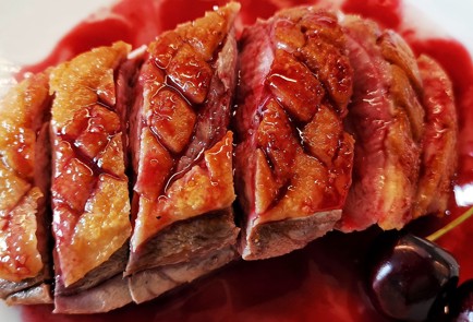 Фото шага рецепта Утка конфи с соусом из черешни 173852 шаг 13  