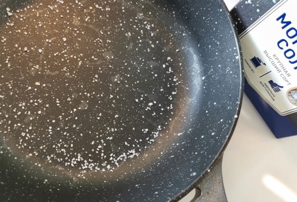 Фото шага рецепта Утка конфи с соусом из черешни 173852 шаг 2  