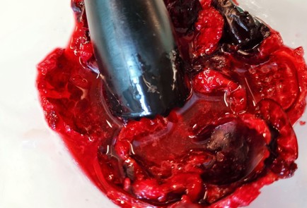 Фото шага рецепта Утка конфи с соусом из черешни 173852 шаг 5  