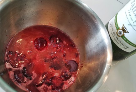 Фото шага рецепта Утка конфи с соусом из черешни 173852 шаг 7  