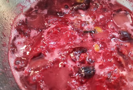 Фото шага рецепта Утка конфи с соусом из черешни 173852 шаг 8  