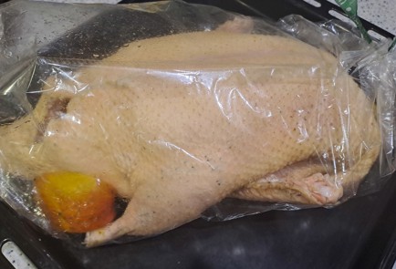 Фото шага рецепта Утка с яблоками запеченная в рукаве 188195 шаг 8  