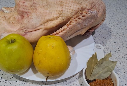 Фото шага рецепта Утка с яблоками запеченная в рукаве 189224 шаг 1  