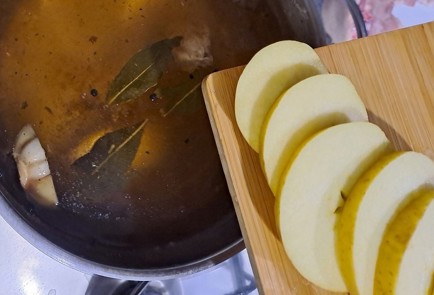 Фото шага рецепта Утка с яблоками запеченная в рукаве 189224 шаг 7  