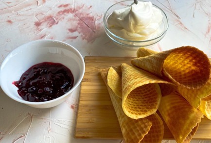 Фото шага рецепта Вафельные рожки с начинкой 152806 шаг 9  