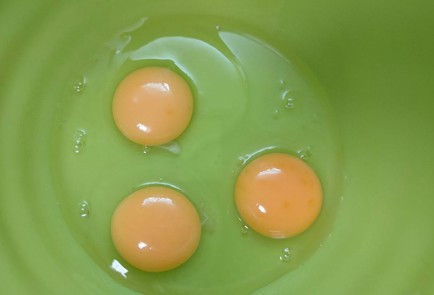 Фото шага рецепта Вафельные трубочки с творожной начинкой 188560 шаг 2