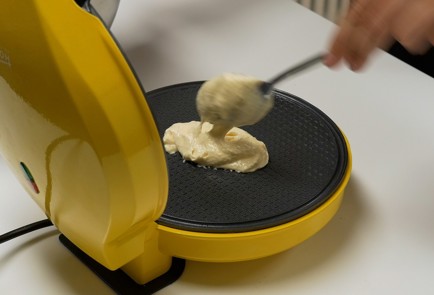 Фото шага рецепта Вафельные трубочки с вареной сгущенкой 139715 шаг 2  