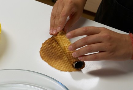 Фото шага рецепта Вафельные трубочки с вареной сгущенкой 139715 шаг 3  