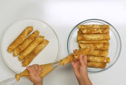 Фото шага рецепта Вафельные трубочки с вареной сгущенкой 139715 шаг 5  