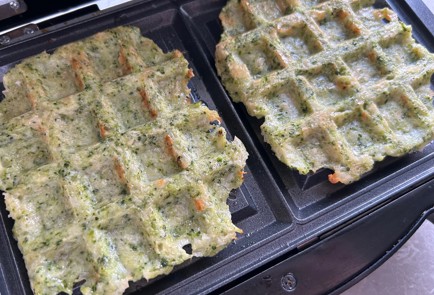 Фото шага рецепта Вафли из брокколи 174240 шаг 10  