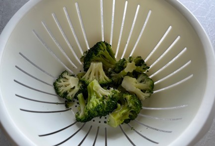 Фото шага рецепта Вафли из брокколи 174240 шаг 3  