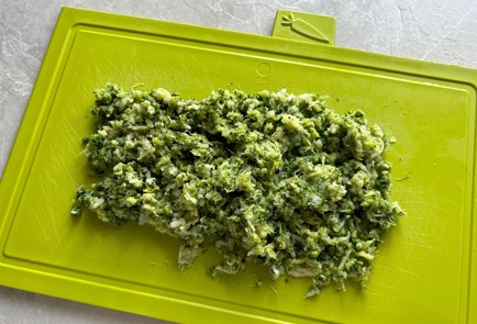 Фото шага рецепта Вафли из брокколи 174240 шаг 4  