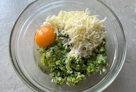 Фото шага рецепта Вафли из брокколи 174240 шаг 5  