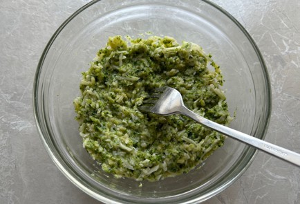 Фото шага рецепта Вафли из брокколи 174240 шаг 6  