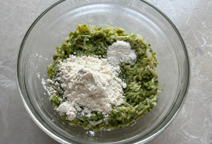 Фото шага рецепта Вафли из брокколи 174240 шаг 7  