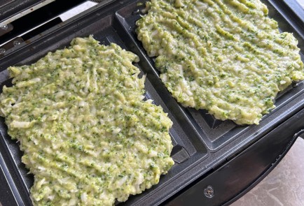 Фото шага рецепта Вафли из брокколи 174240 шаг 9  