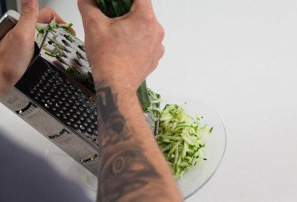 Фото шага рецепта Вафли из цукини с лососем и сливочным сыром 80085 шаг 1  