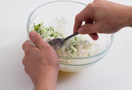 Фото шага рецепта Вафли из цукини с лососем и сливочным сыром 80085 шаг 3  