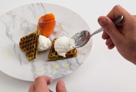 Фото шага рецепта Вафли из цукини с лососем и сливочным сыром 80085 шаг 5  