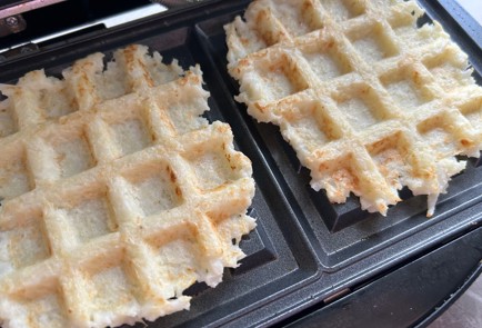 Фото шага рецепта Вафли из цветной капусты 174249 шаг 10  