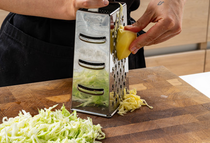 Фото шага рецепта Вафли из капусты Окономияфли 189858 шаг 2  