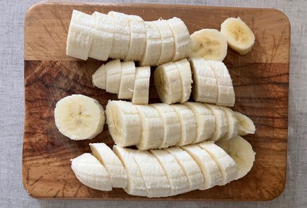 Фото шага рецепта ППвафли со сливами и бананами 190315 шаг 7  