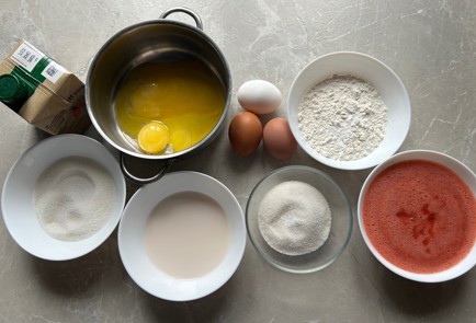 Фото шага рецепта Ванильноклубничный торт 189379 шаг 1  