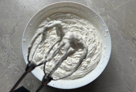 Фото шага рецепта Ванильноклубничный торт 189379 шаг 10  