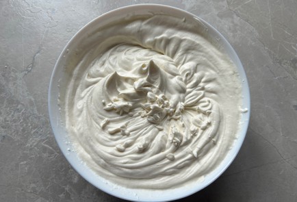 Фото шага рецепта Ванильноклубничный торт 189379 шаг 11  