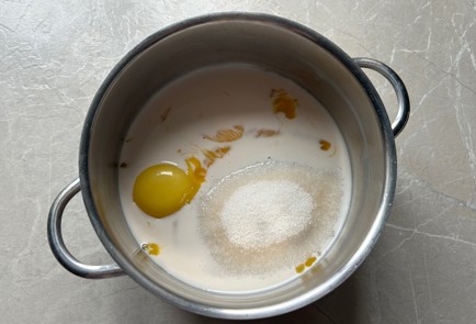 Фото шага рецепта Ванильноклубничный торт 189379 шаг 2  