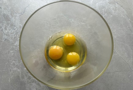 Фото шага рецепта Ванильноклубничный торт 189379 шаг 5  