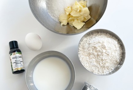 Фото шага рецепта Ванильные капкейки с малиновой начинкой 153126 шаг 1  