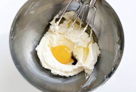 Фото шага рецепта Ванильные капкейки с малиновой начинкой 153126 шаг 2  