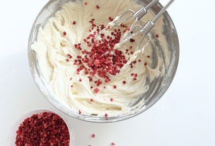 Фото шага рецепта Ванильные капкейки с малиновой начинкой 153126 шаг 3  