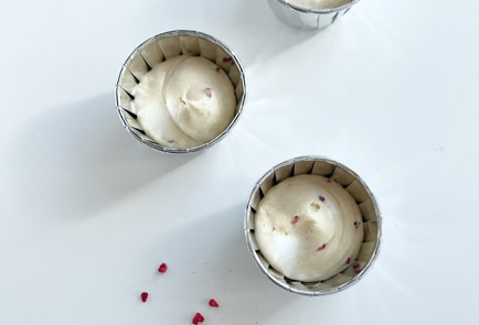 Фото шага рецепта Ванильные капкейки с малиновой начинкой 153126 шаг 4  